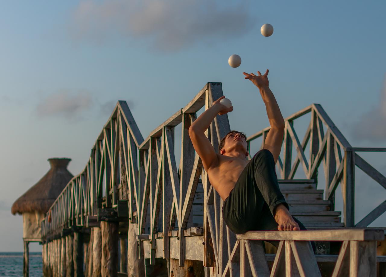 Man juggling